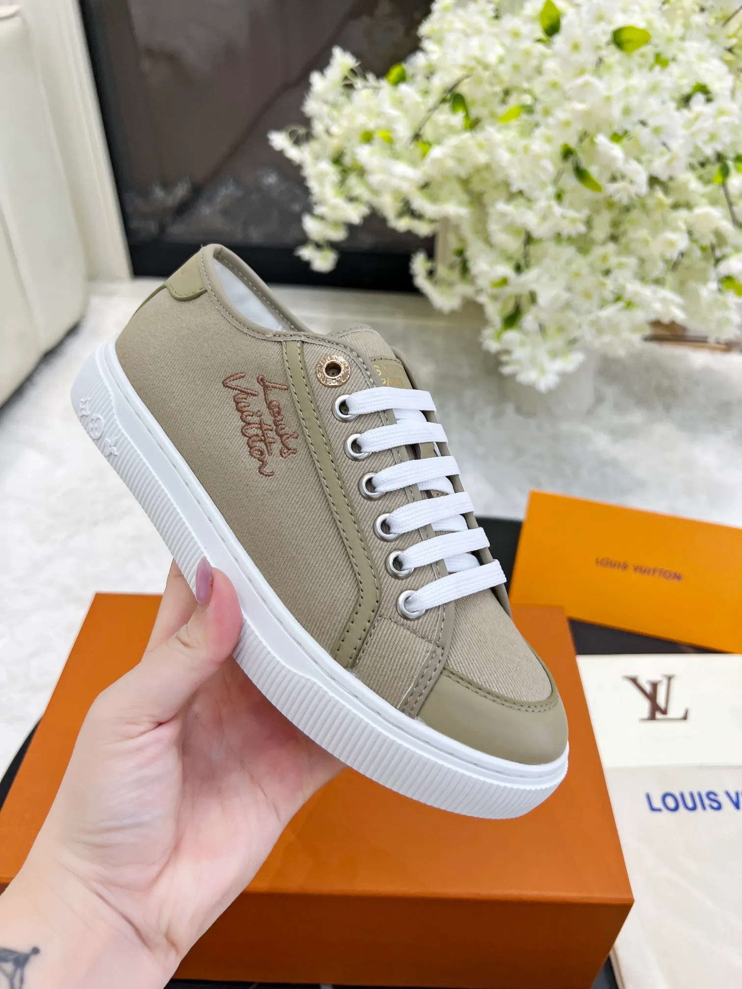 👟👟Ex-factory price 420👟👟 New arrival🆕🆕🆕 This LV Lagoon sneaker is made of lightweight canvas embroidered with the handwritten Louis Vuitton Paris logo. It highlights the casual summer atmosphere with a trendy and simple configuration, and can easily brighten up various looks. Monogram flowers bloom on the soft rubber sole. Code number: 35~41, multiple colors available! Oil edges + TPU outsole + drawer box packaging